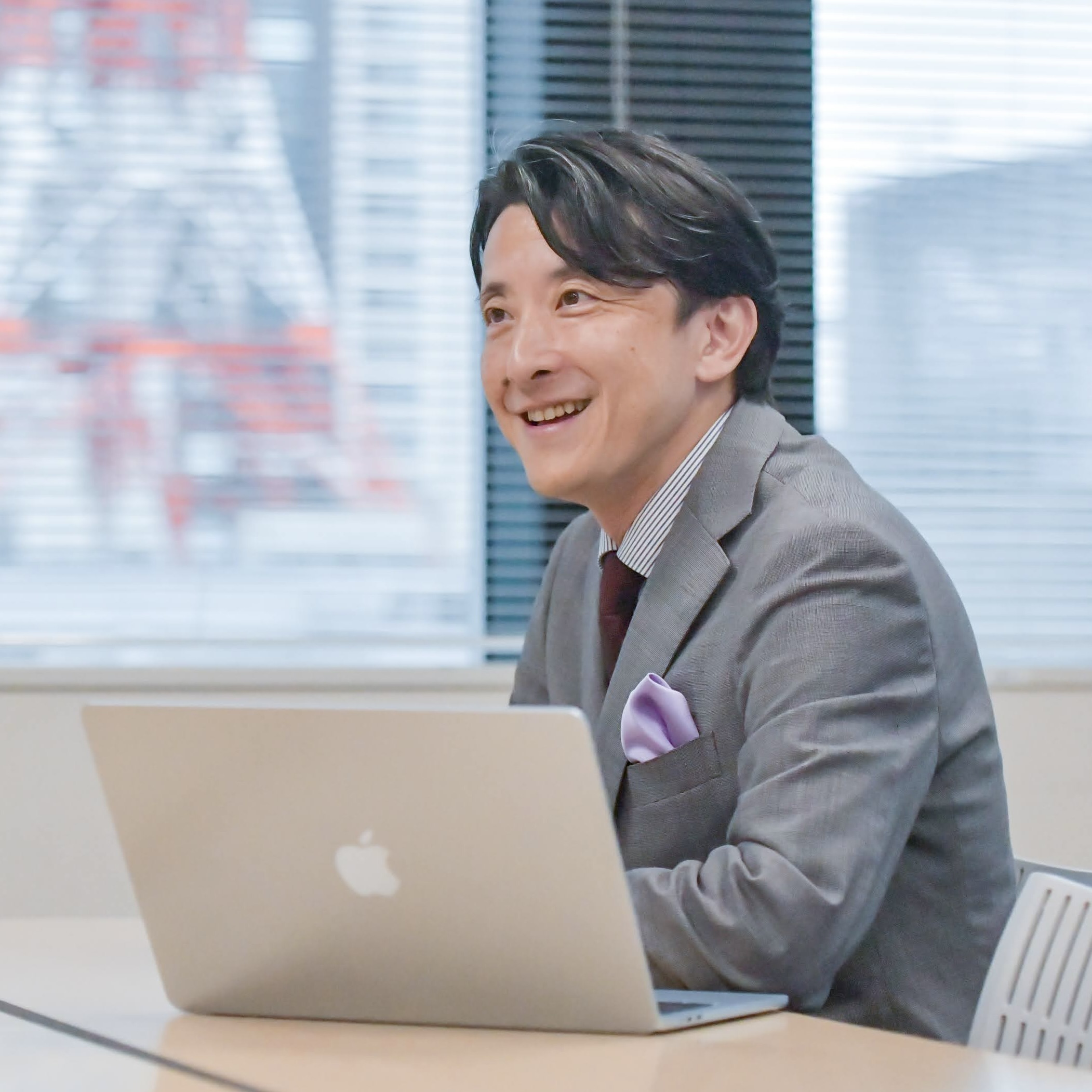 笑顔で対話する秋山康二郎