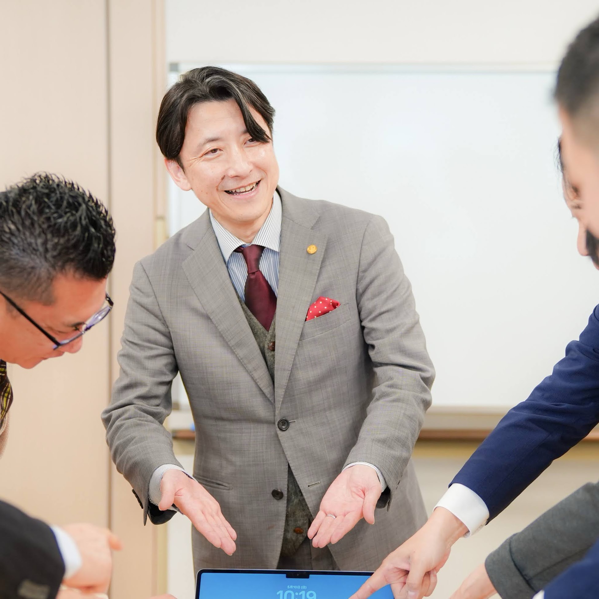 研修で参加者と対話する秋山康二郎